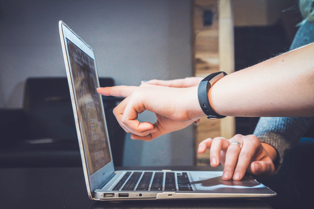 Combien coûte un site vitrine en 2026 ? Tarifs, devis et comparatif complet